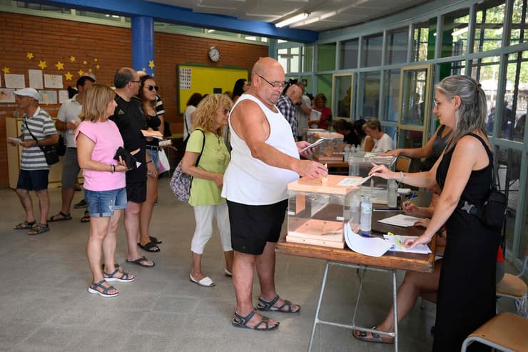 ספרד בחירות כלליות מצביעים ב קלפי ב בדלונה