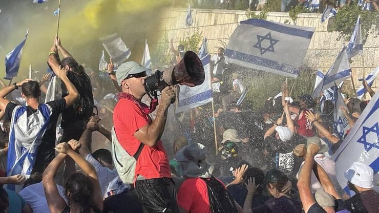 מפגינים ומפגינות בדרך בגין ירושלים