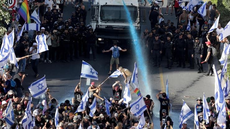 מפגינים ומפגינות בדרך בגין בירושלים