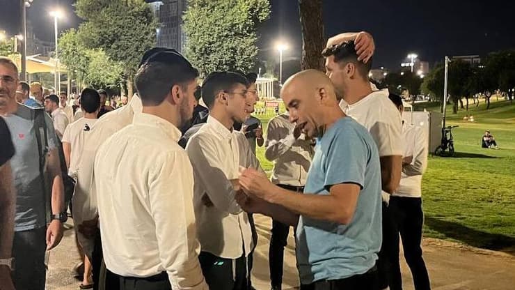 חרדים משוחחים עם מפגינים נגד המהפכה המשפטית בגן סאקר בירושלים