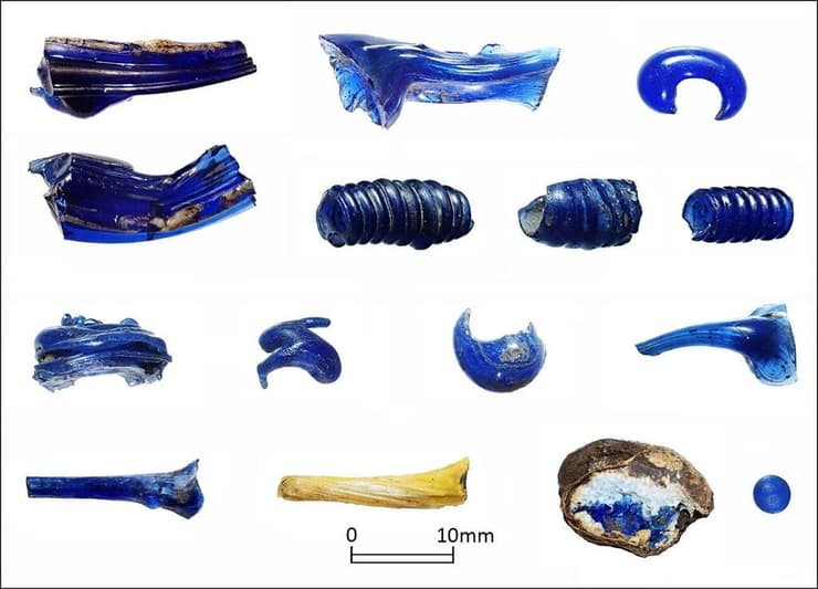 ממצאים עשויים מזכוכית שהתגלו באתר החפירות בנמצ'יצ'ה