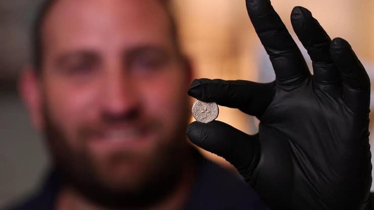 יניב דוד לוי, חוקר ואוצר בענף מטבעות ברשות העתיקות, עם המטבע