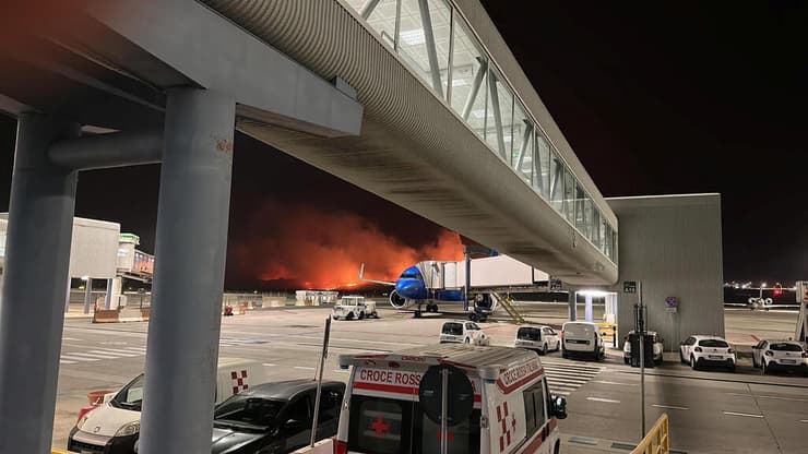 שריפה ליד נמל התעופה של פארלמו ב סיציליה איטליה