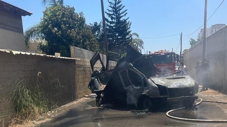רכב מסחרי התפוצץ ועלה באש בלוד