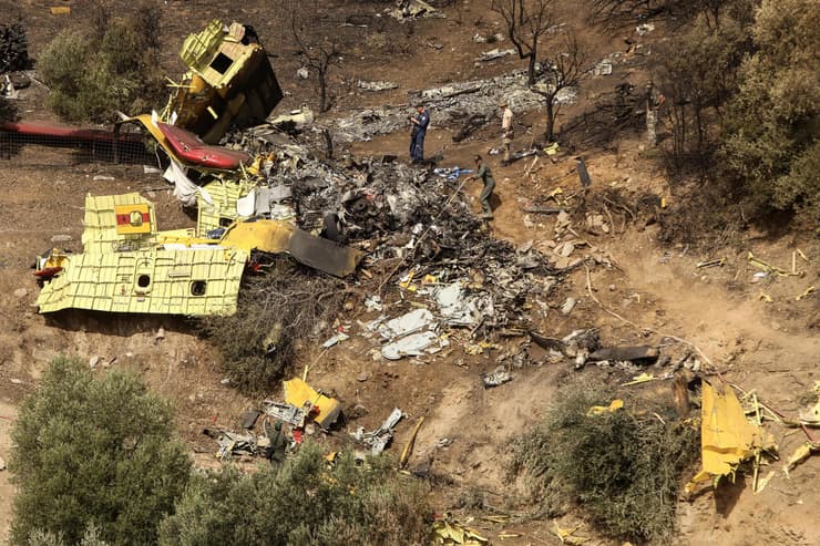 הריסות מטוס כיבוי שהתרסק באי אביה יוון שריפה שריפת יער