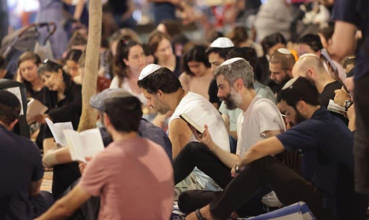 דתיים מתפללים בתשעה באב בכיכר דיזנגוף, תל אביב