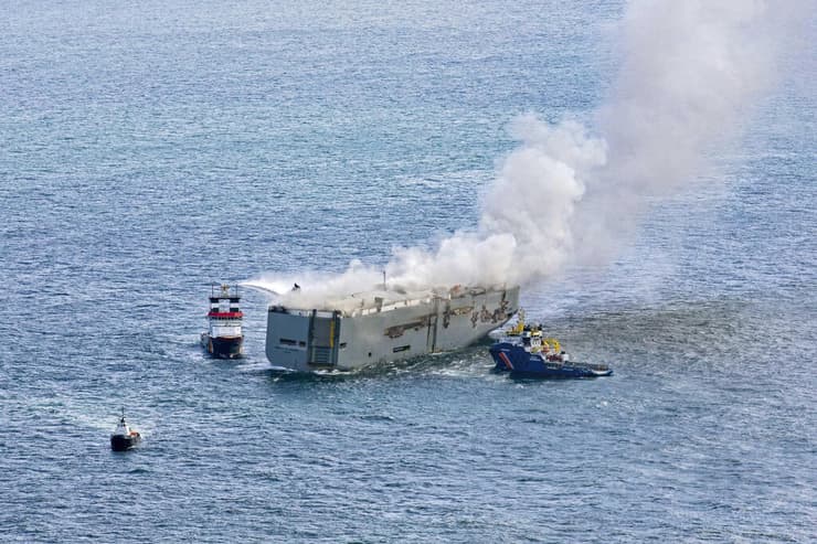 הולנד ספינה Fremantle Highway ספינת משא עם 3,000 מכוניות בוערת בלב ים