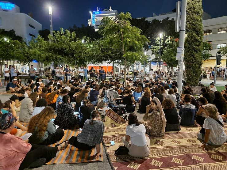 דתיים מתפללים בתשעה באב בכיכר דיזנגוף, תל אביב