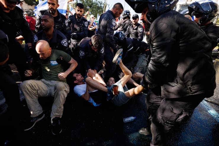 שוטרים מתעמתים עם מפגינים במחאת מתנגדי המהפכה המשפטית בירושלים, 24.7.2023