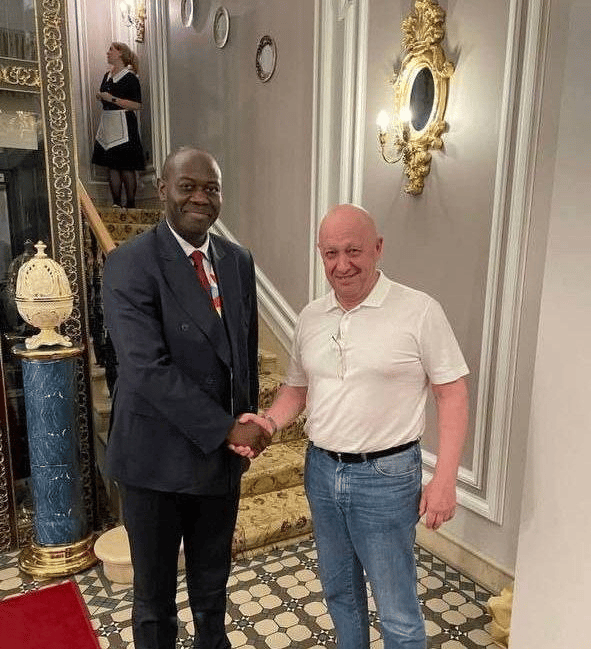 יבגני פריגוז'ין מנהיג קבוצת וגנר נפגש עם נציג אפריקני בשולי פסגה ב סנט פטרסבורג רוסיה