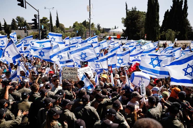 מפגינים מול שוטרים במחאת מתנגדי המהפכה המשפטית בירושלים, 24.7.2023