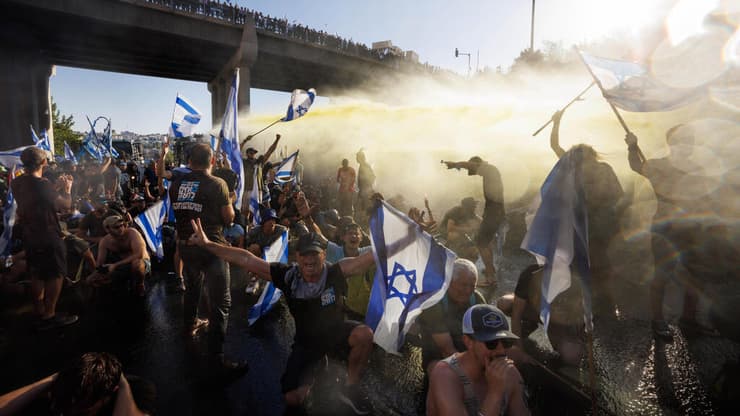 מכת"זית מתיזה על מפגינים במחאת מתנגדי המהפכה המשפטית שבירושלים, 24.7.2023