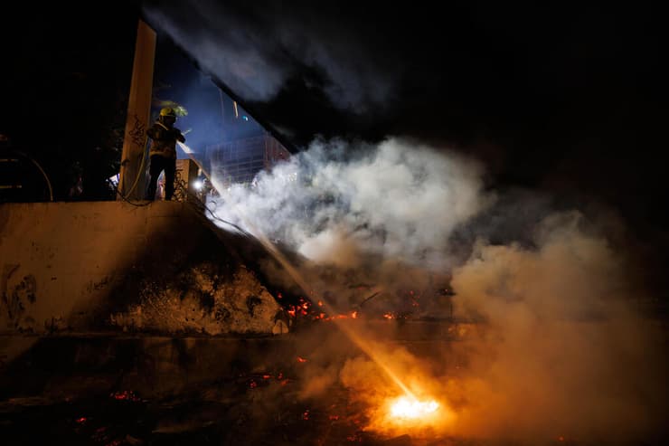כיבוי שריפה שהוצתה בנתיבי איילון במהלך מחאת מתנגדי המהפכה המשפטית, 20.7.2023