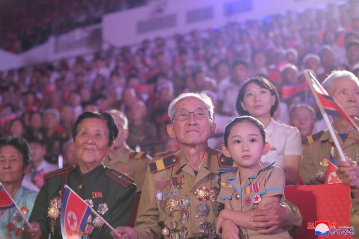 אירוע מוזיקלי באצטדיון ב פיונגיאנג שבו השתתפו שליט צפון קוריאה קים ג'ונג און ושר ההגנה של רוסיה סרגיי שויגו