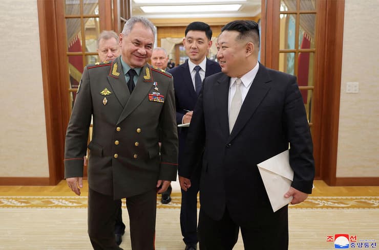 שליט צפון קוריאה קים ג'ונג און עם שר ההגנה של רוסיה סרגיי שויגו ב פיונגיאנג