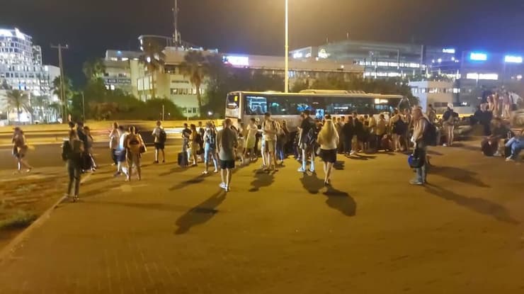 אנשים ממתינים לאוטובוסים מחוץ לתחנת הרכבת בהרצליה