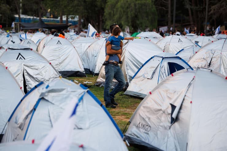 האוהלים שהקימו מתנגדי המהפכה המשפטית בגן סאקר בירושלים, 24.7.2023