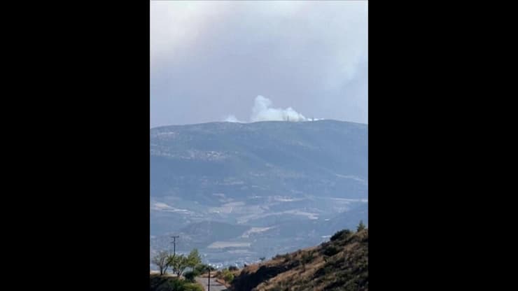 תיעוד: פיצוץ ועשן בבסיס צבאי בוולוס, יוון - אחרי ששריפה התפשטה אליו
