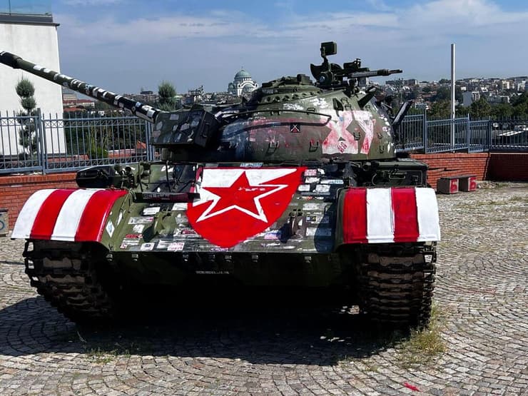 טנק עם סמל וצבעי הכוכב האדום בלגרד