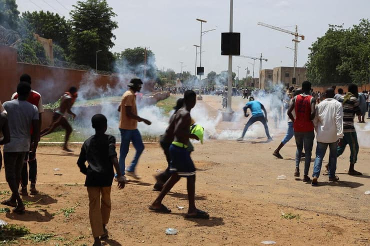 מפגינים תומכי הפיכה צבאית ב ניז'ר מול שגרירות צרפת בבירה ניאמיי 