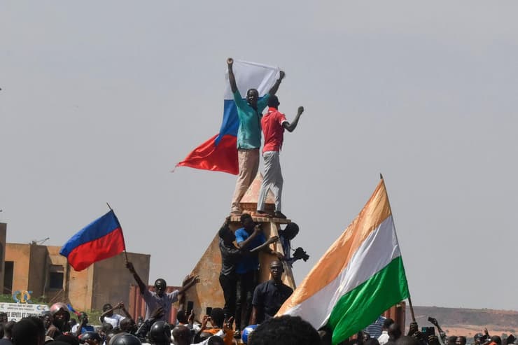 מפגינים תומכי ה הפיכה צבאית ב ניז'ר מפגינים בבירה ניאמיי עם דגלי רוסיה