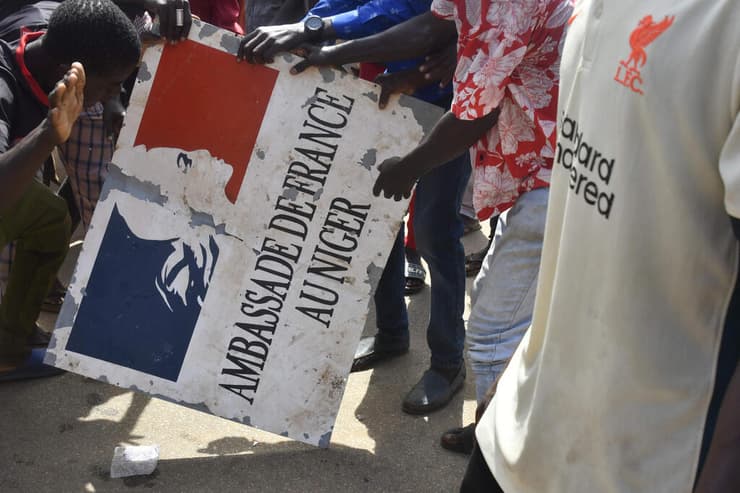 מפגינים תומכי הפיכה צבאית ב ניז'ר מול שגרירות צרפת בבירה ניאמיי 