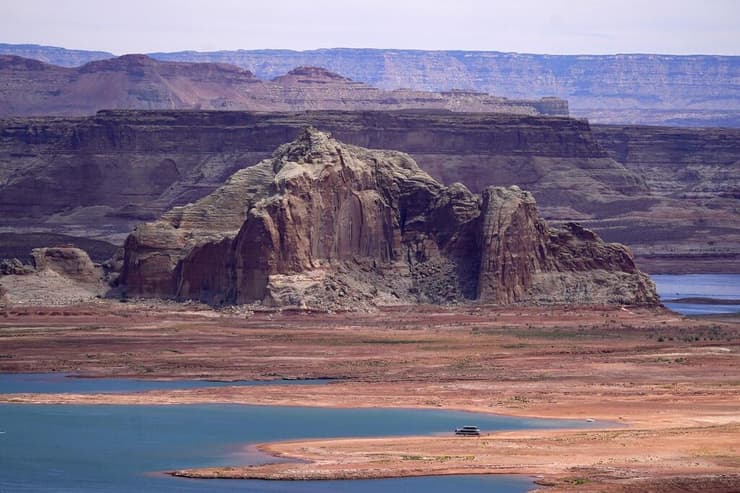 מפלס מים נמוך באגם פאוול, מאגר מים על נהר הקולורדו, בגבול בין יוטה לאריזונה