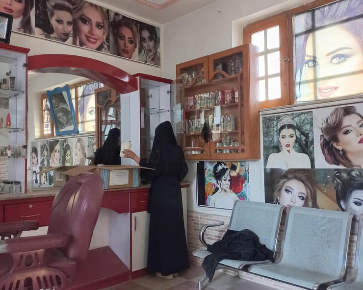 אפגניסטן טליבאן קאבול אישה סוגרת את מכון היופי שלה ביום האחרון שמותר לפתוח