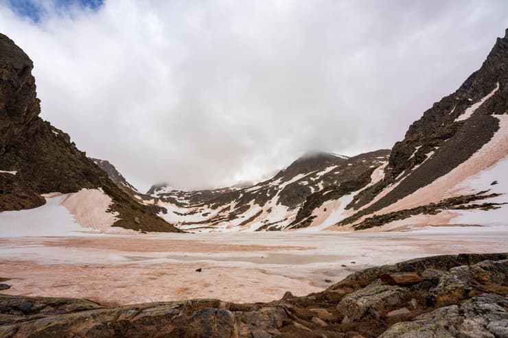 שלג מלוכלך בהרי הפירנאים, כתוצאה מאבק שהגיע ממדבר סהרה