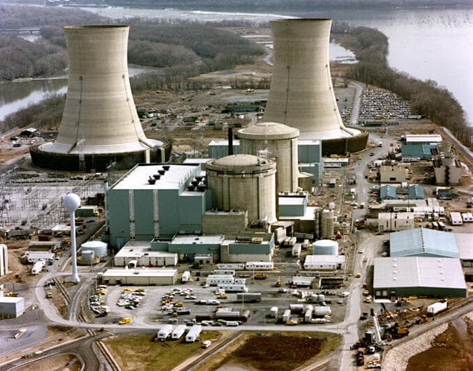 תחנת הכוח הגרעינית ב אי שלושת המילין ב פנסילבניה ארה"ב בתמונה ב-1979 אז אירעה שם תאונה גרעינית