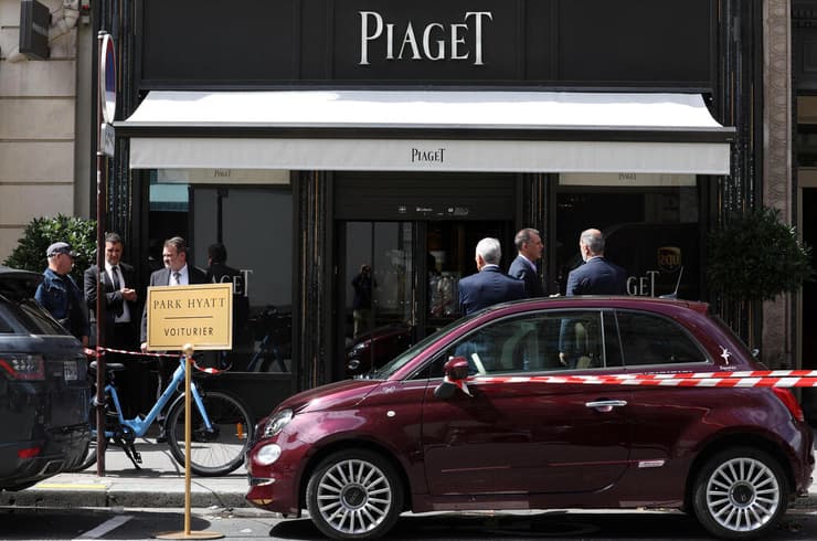 שוד מזוין ב פריז צרפת חנות תכשיטים של פיאז'ה 