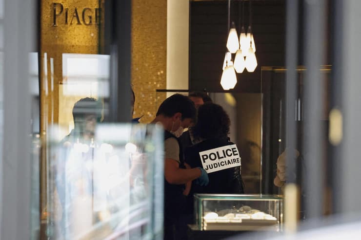 שוד מזוין ב פריז צרפת חנות תכשיטים של פיאז'ה 
