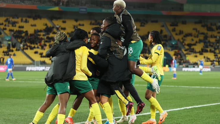 שחקניות דרום אפריקה חוגגות עלייה לשמינית הגמר 