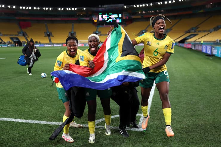 שחקניות דרום אפריקה חוגגות עלייה לשמינית הגמר 
