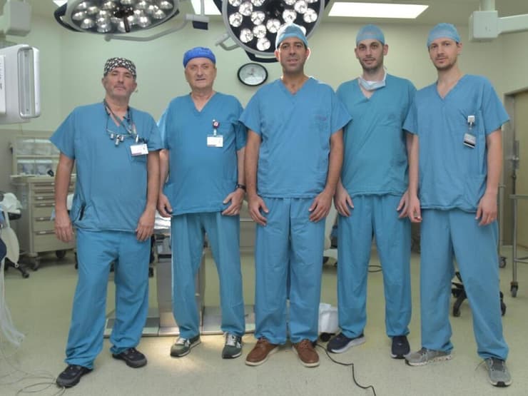 צוות המנתחים ממחלקת כירורגית פה ולסת – מימין לשמאל: ד"ר אמיר בילדר, ד"ר נידאל זיינה, ד"ר סאלח נסייר, פרופ' עדי רחמיאל וד"ר עמרי אמודי