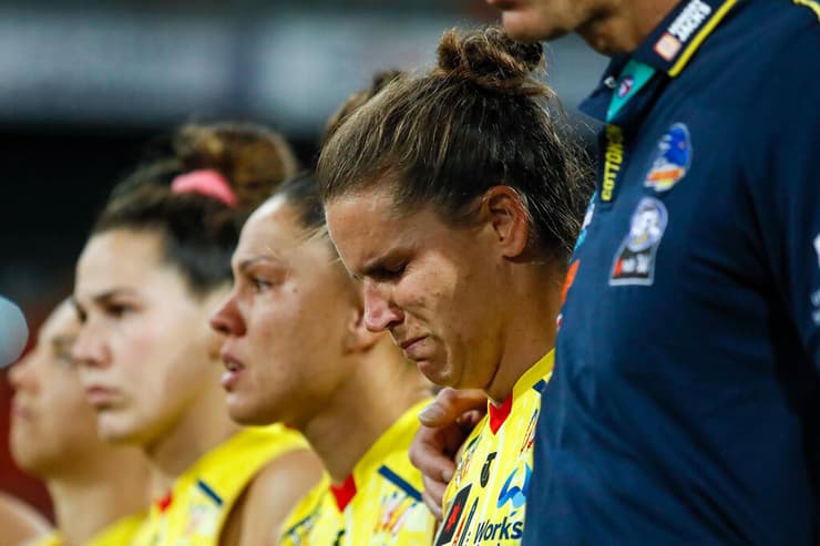 שחקניות בוכות על מותה של הת'ר אנדרסון שחקנית פוטבול אוסטרלי