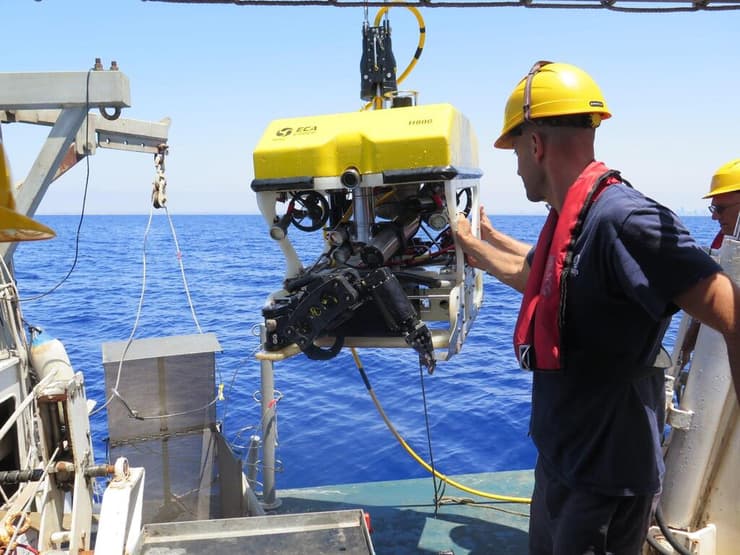 רובוט תת ימי מועלה לסיפון ספינת המחקר Mediterranean Explorer של עמותת Ecoocean בסיום משלחת מחקר לגני הספוגים של שמורת ים פולג. ROV זה נרכש בשיתוף משרד המדע,, Ecoocean והמרכז הבינאוניברסיטאי באילת