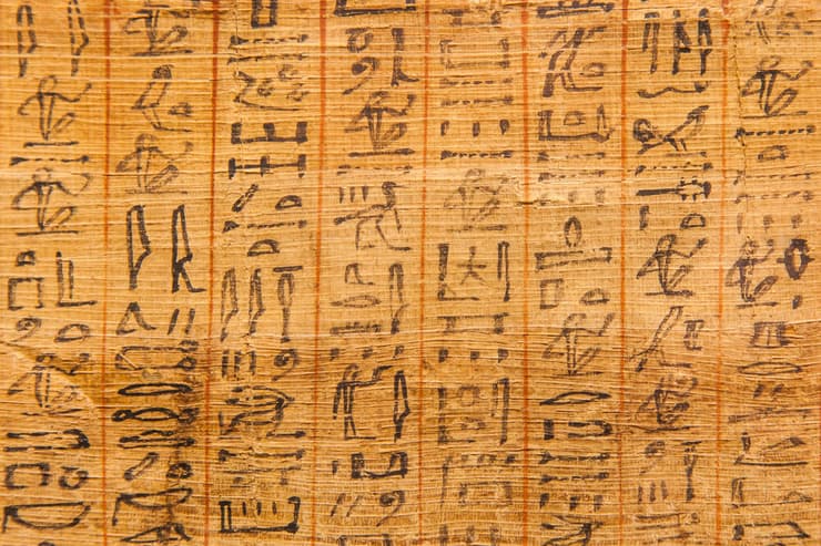 מערכות הכתב הראשונות התפתחו בשומר הקדומה ובמקביל במצרים. כתב יתדות מצרי מהמאה ה-11 לפנה"ס