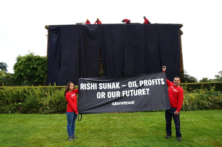 בריטניה מפגינים מ גרינפיס כיסו ב שחור את ביתו של ראש הממשלה רישי סונאק מחאה נפט 
