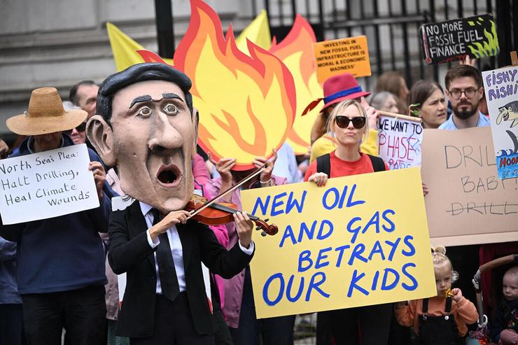 בריטניה מחאה מול מעונו הרשמי של ראש הממשלה רישי סונאק מחאה נפט 