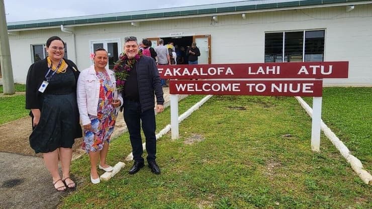 שגריר ישראל בניו זילנד, רן יעקובי, נוחת בשדה התעופה בבירת האי שנקראת אלופי