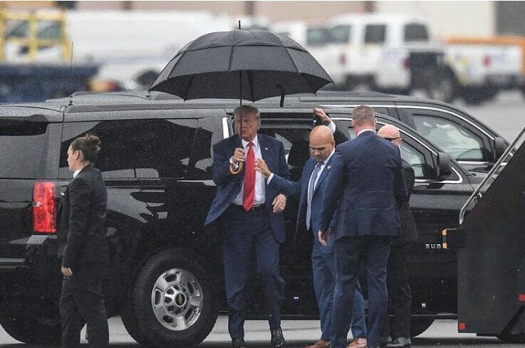 טראמפ לפני עלייתו למטוס בוושינגטון לאחר שנעצר 