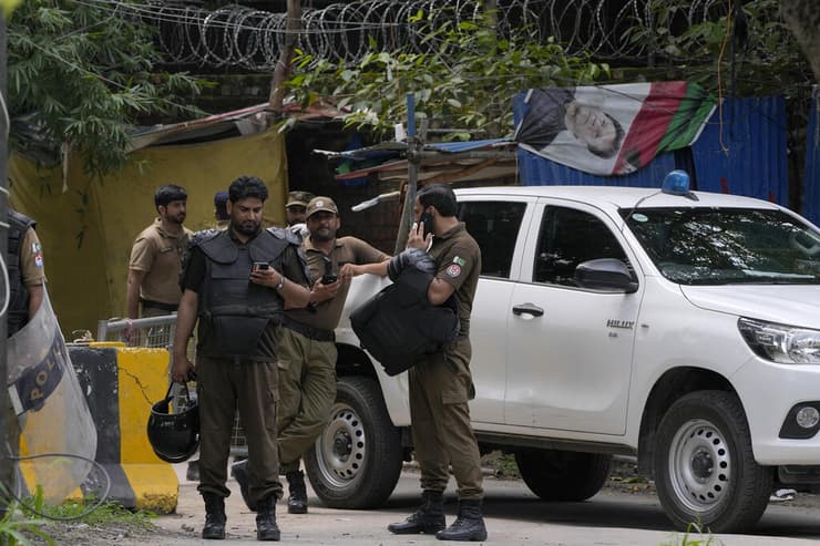 שוטרים מחוץ לביתו של אימראן חאן לאהור פקיסטן