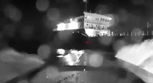 כלי שיט בלתי מאויש כשב"מ של אוקראינה תוקף מכלית של רוסיה בים השחור