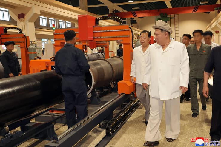 שליט צפון קוריאה קים ג'ונג און יורה ב ביקור ב מפעל נשק