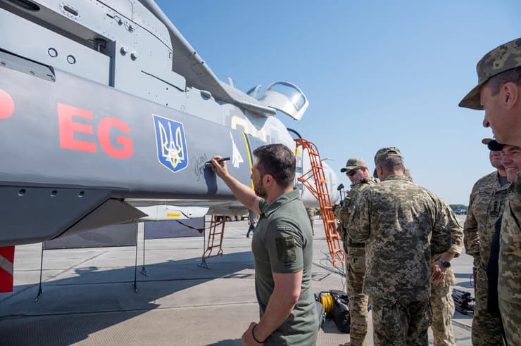 זלנסקי מבקר בבסיס חיל האוויר באוקראינה