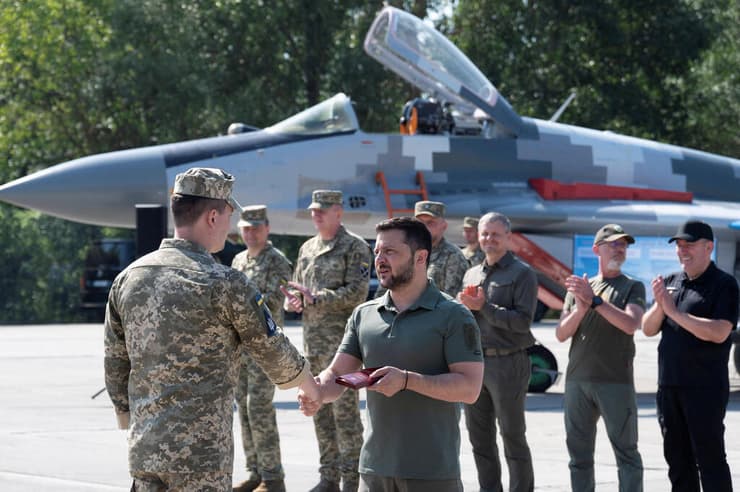 זלנסקי מבקר בבסיס חיל האוויר באוקראינה