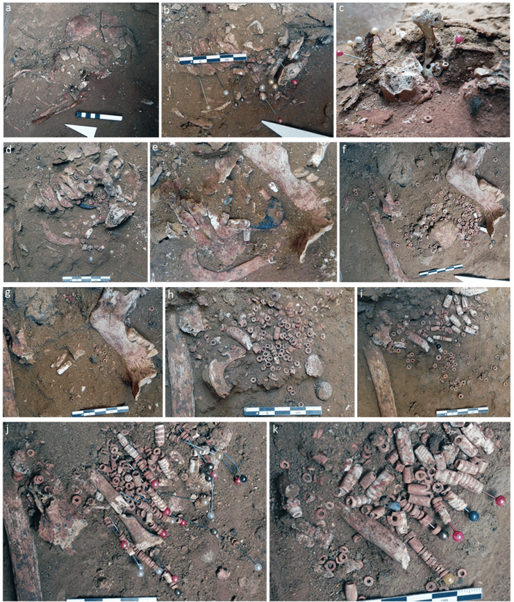 חלקי השרשרת ששוחזרה מפוזרים בחלקת הקבר של הילדה בבעג'ה שבירדן
