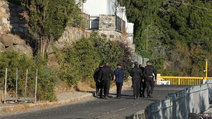 נווה אטיב מושב יישוב בנימין שרה נתניהו חופש חופשה נופש הפגנה הפגנת מחאה מחאת מפגינים מפגינות מוחים מוחות מהפכה משפטית דגלים דגלי ישראל