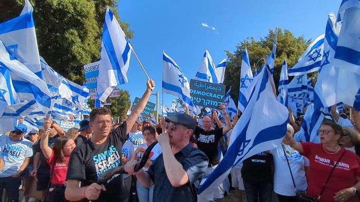 מוקד מחאה נגד המהפכה המשפטית בעיר קופרטינו שבקליפורניה